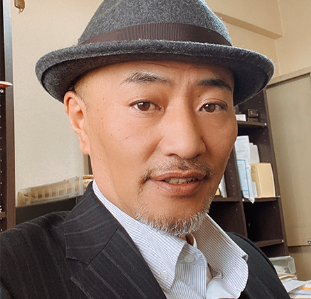 石端様が笑顔で話しているようなお写真